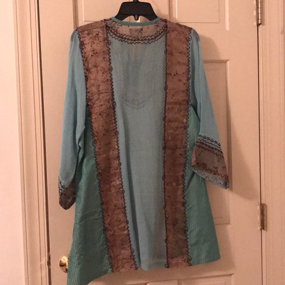 Ladies top - Picture 2 of 2